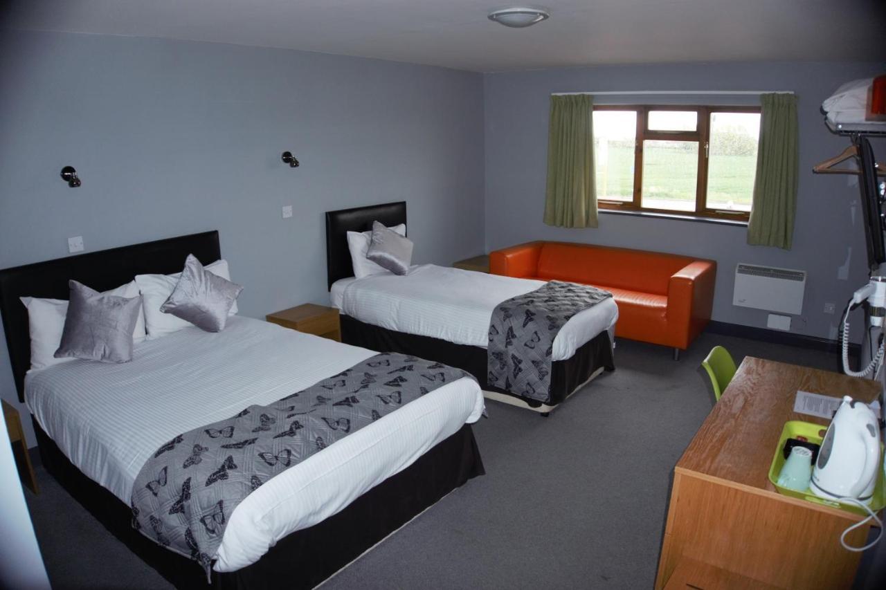 Happy Guests Lodge Lower Whitley Ngoại thất bức ảnh